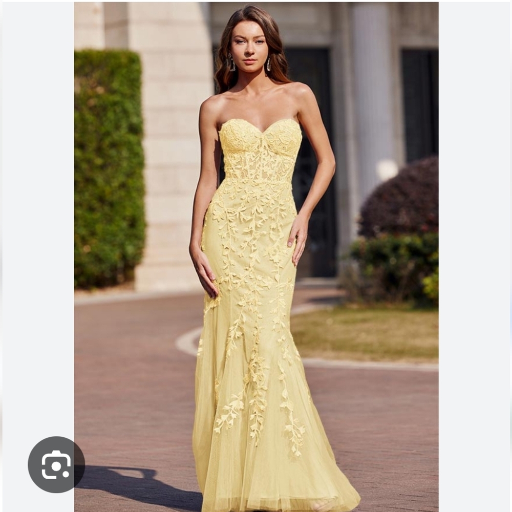 Strapless Yellow Lace Appliqué Evening Dress
